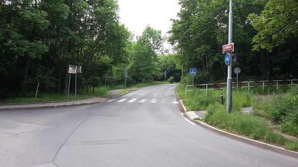 The photo for Nebezpečný vyústění stezky na silnici.